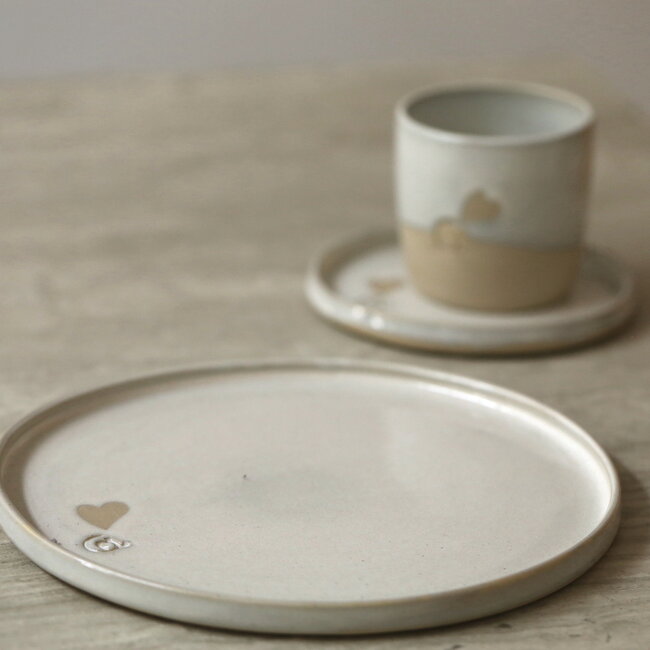Tasse blanche céramique fait main du service "White Love" avec un coeur