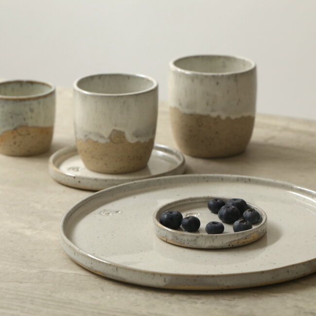 Tasse contemporain en céramique fait main du service et de la collection "White Spots"