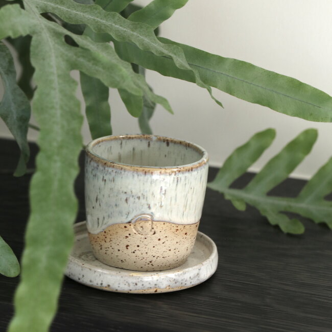 Hedendaagse, handgemaakte keramische tas van het servies en de collectie “White Spots"