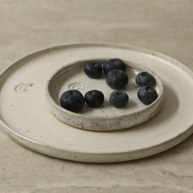 Assiette en céramique artisanale, White Spots