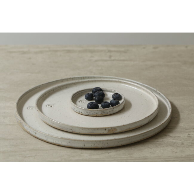 artisann Wit handgemaakte keramisch bord van het servies en de collectie “White Spots"
