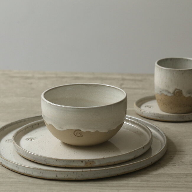 Assiette en céramique artisanale, White Spots
