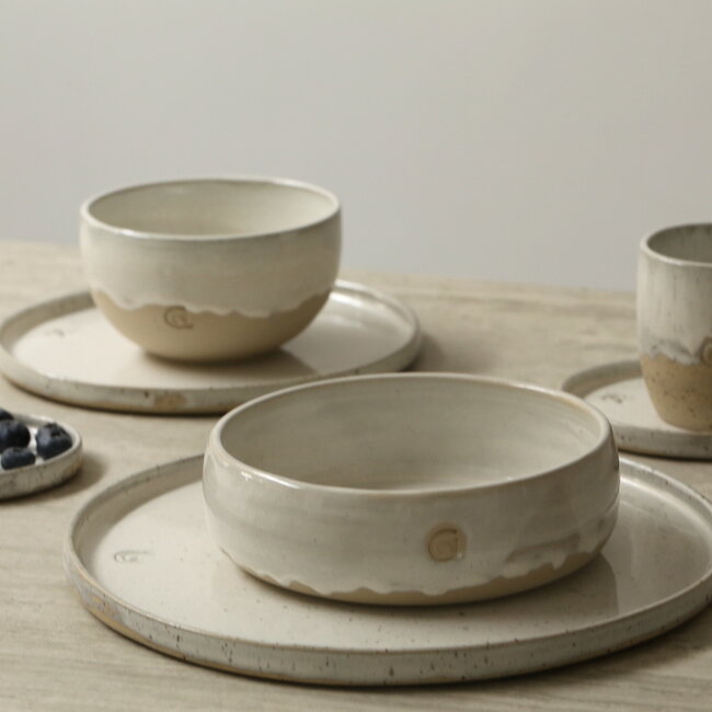 Assiette blanche artisanal céramique fait main du service et de la collection "White Spots"