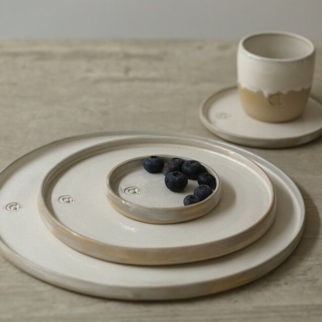 Wit handgemaakte keramisch bord van het servies en de collectie “White Dunes"