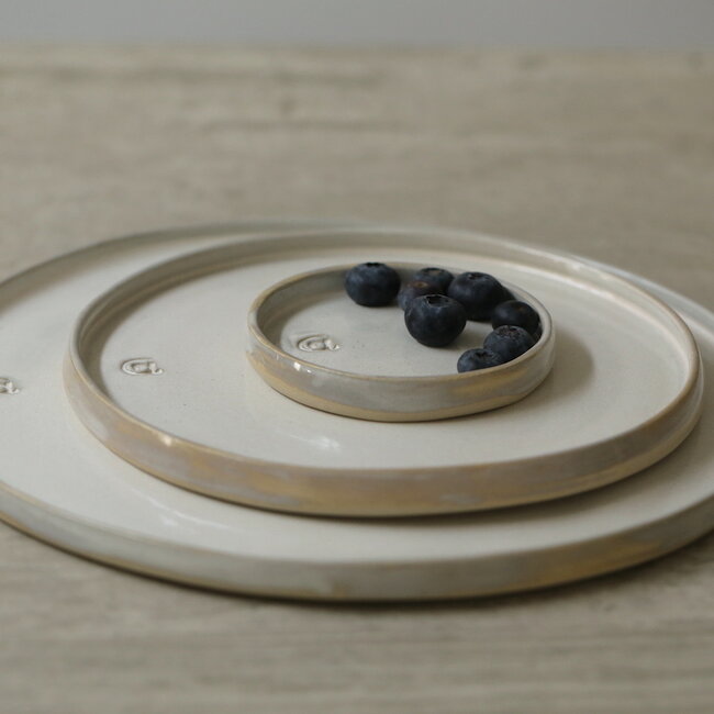 Wit handgemaakte keramisch bord van het servies en de collectie “White Dunes"