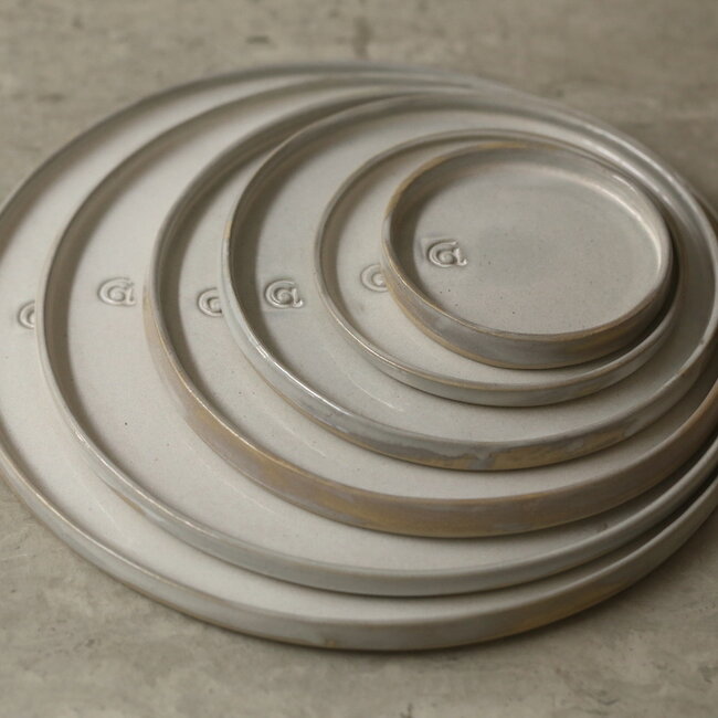 Wit handgemaakte keramisch bord van het servies en de collectie “White Dunes"