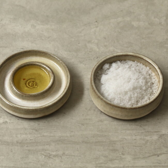 Le plat à sel, à poivre ou à tapas en céramique fait à la main de la collection "Italian White"