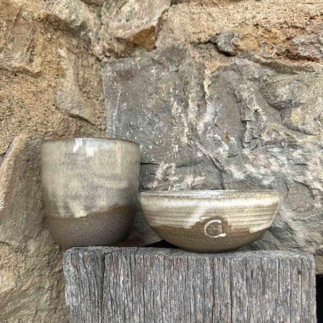 Tasse contemporain en céramique fait main du service et de la collection "Italien White"