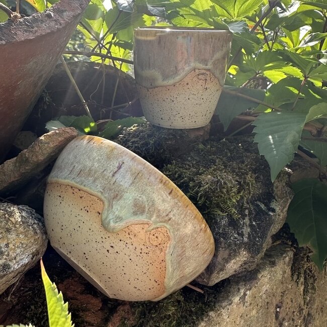With the turntable handmade bowl of Pyerite clay with a beautiful Floating yellow, musterd high-firing glaze.