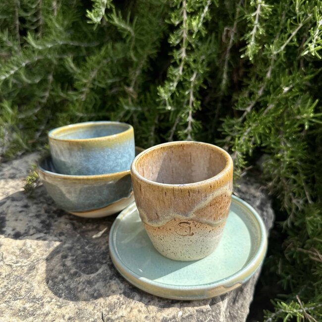 Tasse contemporain en céramique fait main du service et de la collection "Moutarde"