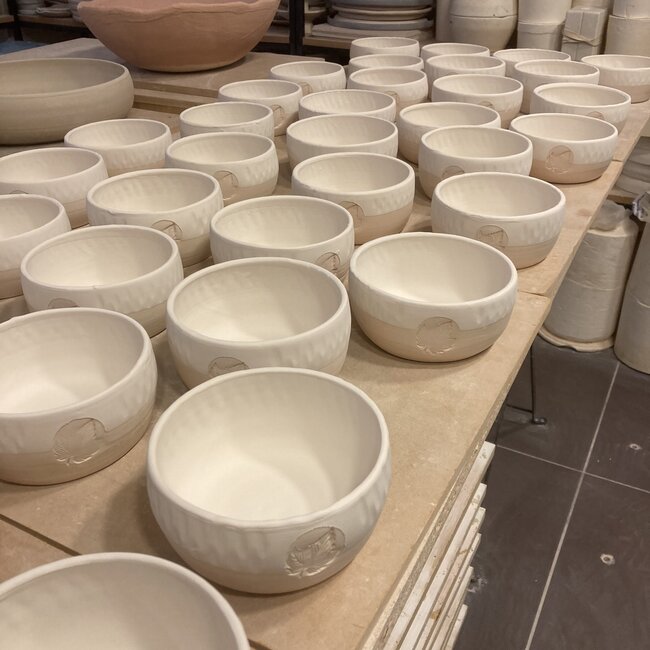 Assiette en céramique artisanale avec tampon