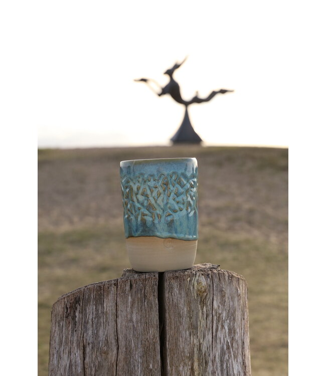 artisann Unicum - Een keramische handgemaakte munt vaas of lepelpot afgewerkt met de carving techniek