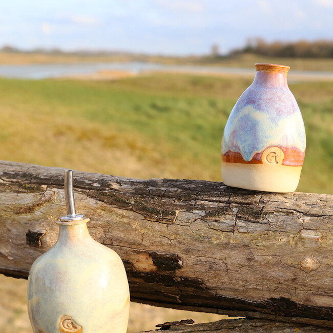 Cette bouteille d'huile est tournée à la main avec le tour de potier pour lui donner une forme ludique unique.