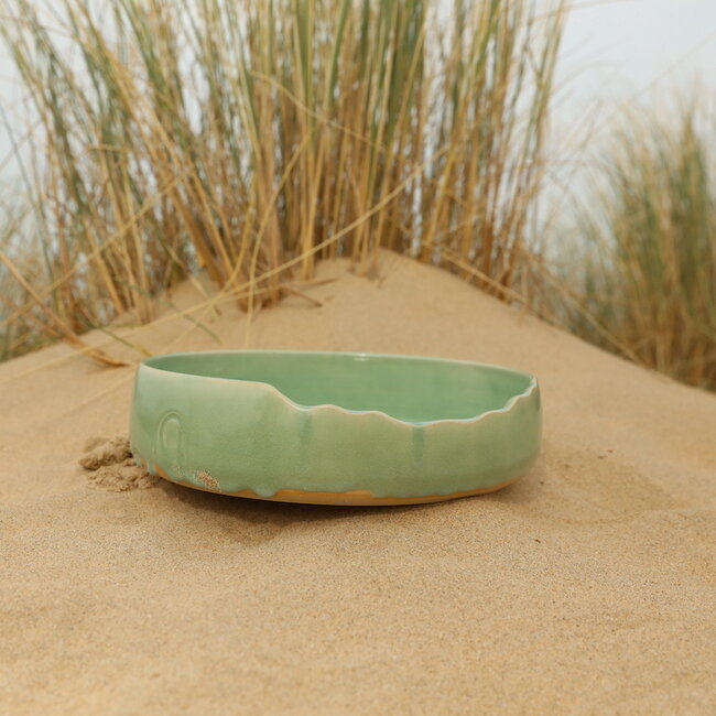 Unieke, exclusieve handgemaakte grote groene decoratieschaal met een artistieke afwerking