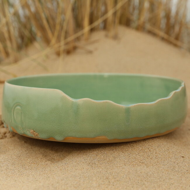 Unieke, exclusieve handgemaakte grote groene decoratieschaal met een artistieke afwerking