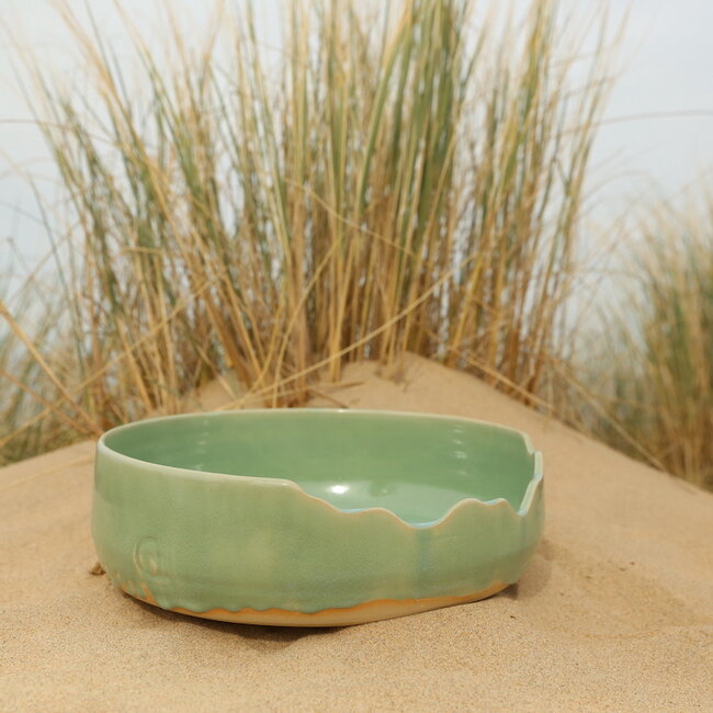 Unieke, exclusieve handgemaakte grote groene decoratieschaal met een artistieke afwerking