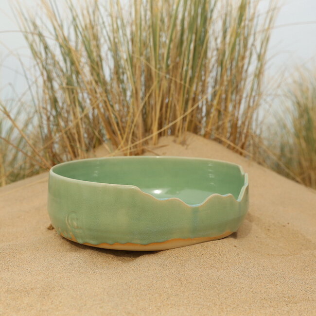 Unieke, exclusieve handgemaakte grote groene decoratieschaal met een artistieke afwerking