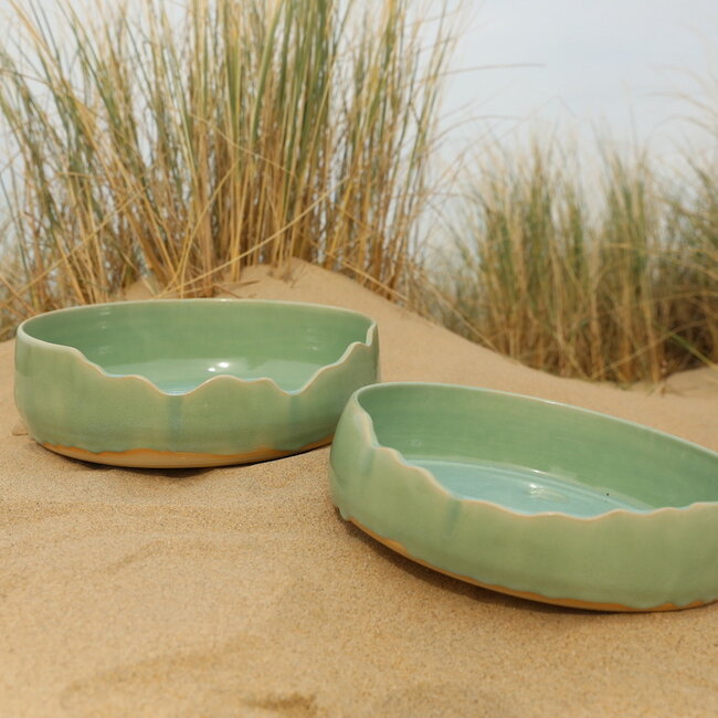 Unieke, exclusieve handgemaakte grote groene decoratieschaal met een artistieke afwerking