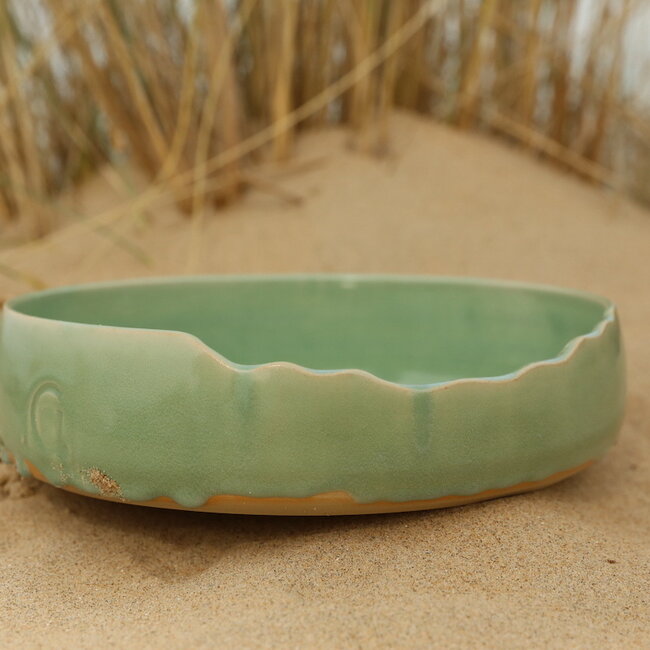 Unieke, exclusieve handgemaakte grote groene decoratieschaal met een artistieke afwerking