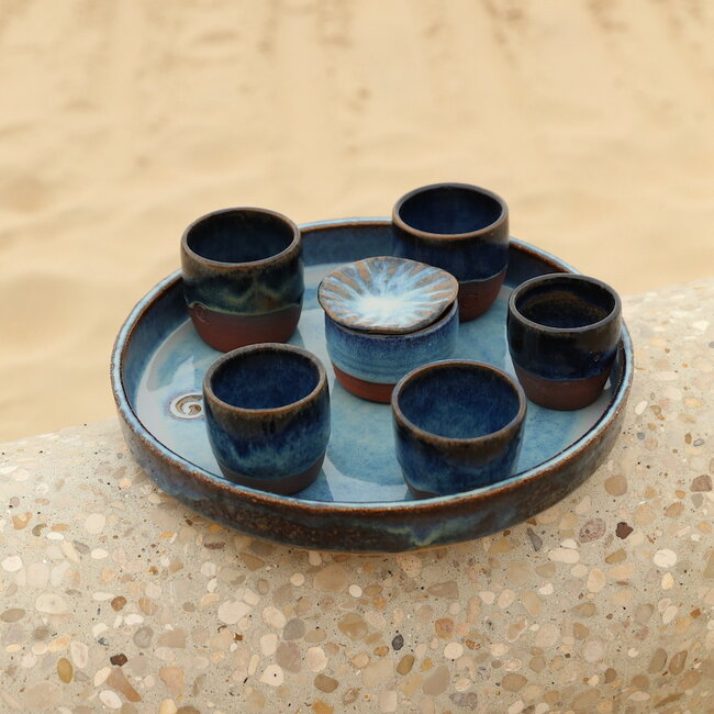 Unieke, exclusieve grote Beach  schaal met een rechte rand en handgevormd afgewerkt.