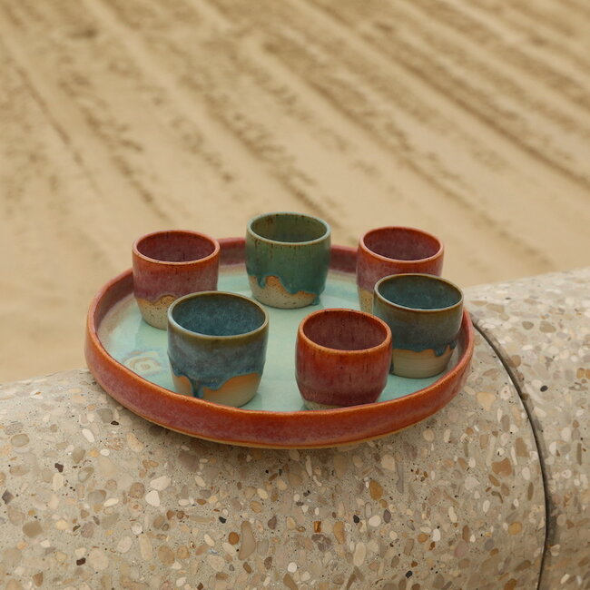 Grand l’assiette creuse Sungreen unique et exclusif avec un bord droit et une finition formée à la main.