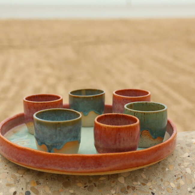 Unieke, exclusieve grote Sungreen schaal met een rechte rand en handgevormd afgewerkt.