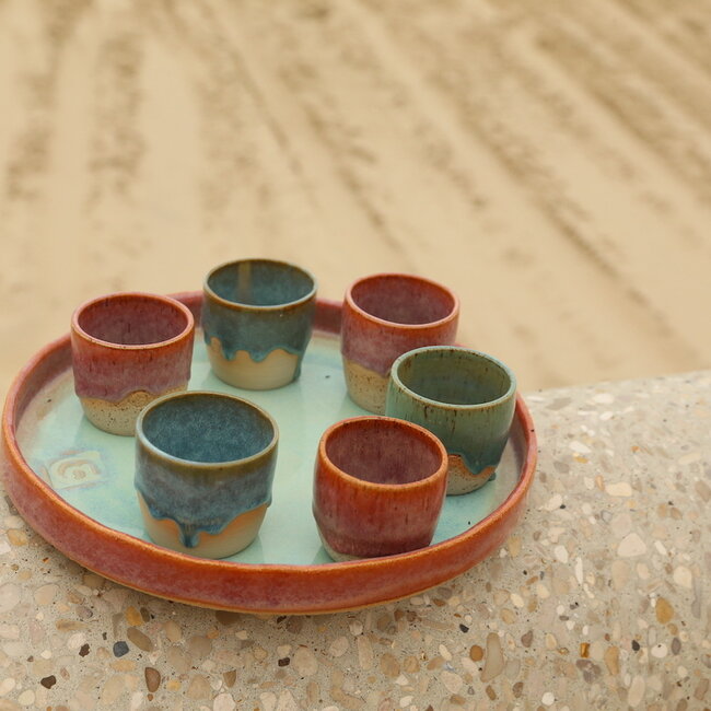 Unieke, exclusieve grote Sungreen schaal met een rechte rand en handgevormd afgewerkt.