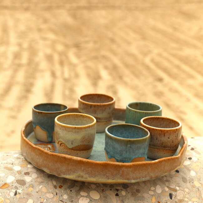 Grand l’assiette creuse Moutarde unique et exclusif avec un bord droit et une finition formée à la main.