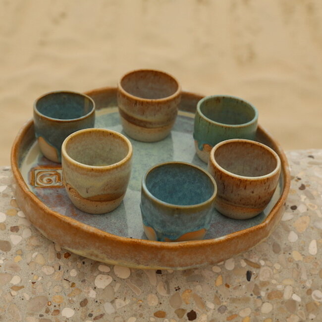 Unieke, exclusieve grote Mosterd schaal met een rechte rand en handgevormd afgewerkt.