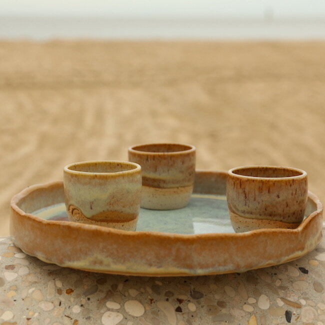 Unieke, exclusieve grote Mosterd schaal met een rechte rand en handgevormd afgewerkt.