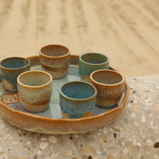 Unieke, exclusieve grote Mosterd schaal met een rechte rand en handgevormd afgewerkt.