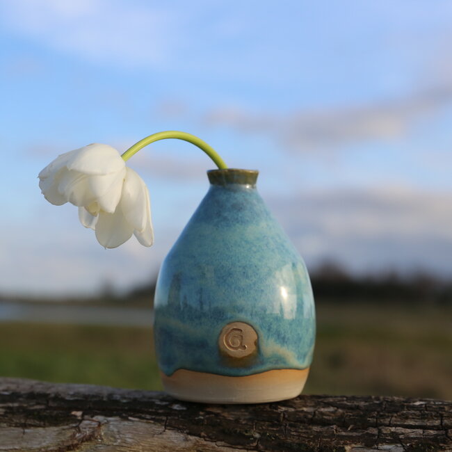 Een keramisch handgemaakt vaasje voor één bloem, takje… of simpel als decoratie