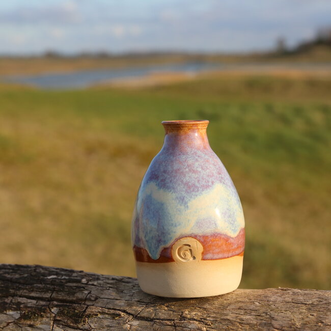 Een keramisch handgemaakt vaasje voor één bloem, takje… of simpel als decoratie