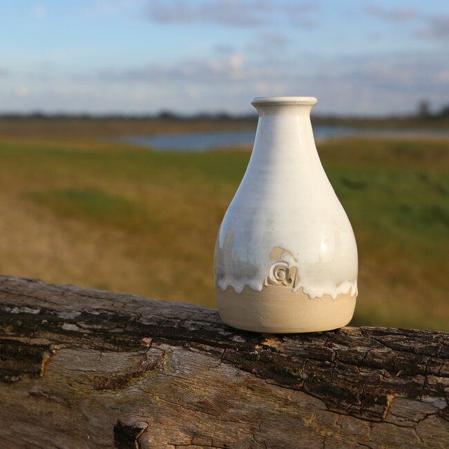 Een keramisch handgemaakt vaasje voor één bloem, takje… of simpel als decoratie