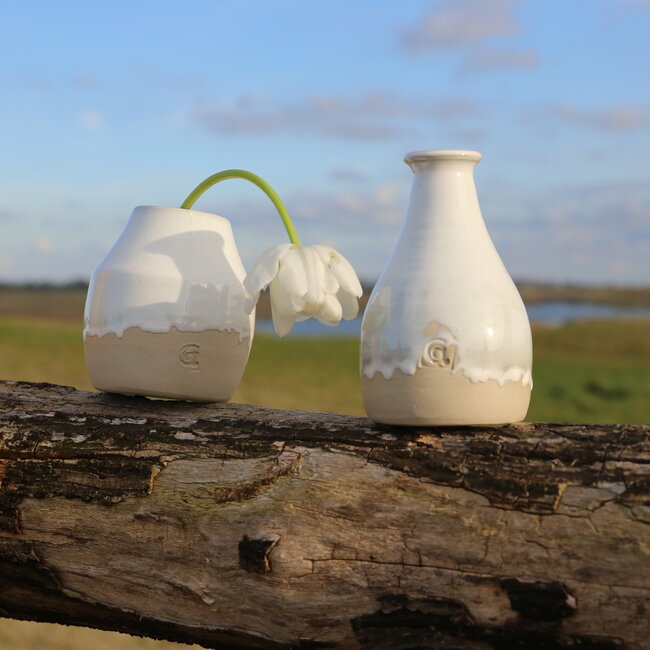 Een keramisch handgemaakt vaasje voor één bloem, takje… of simpel als decoratie