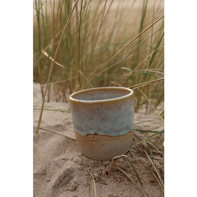 Tasse contemporain en céramique fait main du service et de la collection "Moutarde"