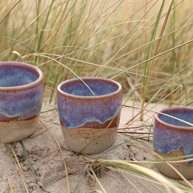 Hedendaagse, handgemaakte keramische tas van het servies en de collectie “Sunrise"