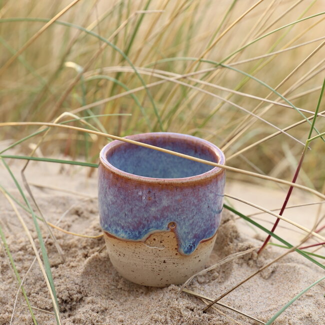 Hedendaagse, handgemaakte keramische tas van het servies en de collectie “Sunrise"