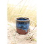 La tasse fait main en argile rouge belge et son magnifique glaçage à feu vif floating blue.