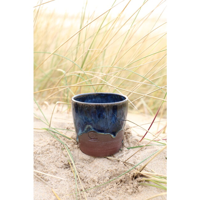 La tasse fait main en argile rouge belge et son magnifique glaçage à feu vif floating blue.