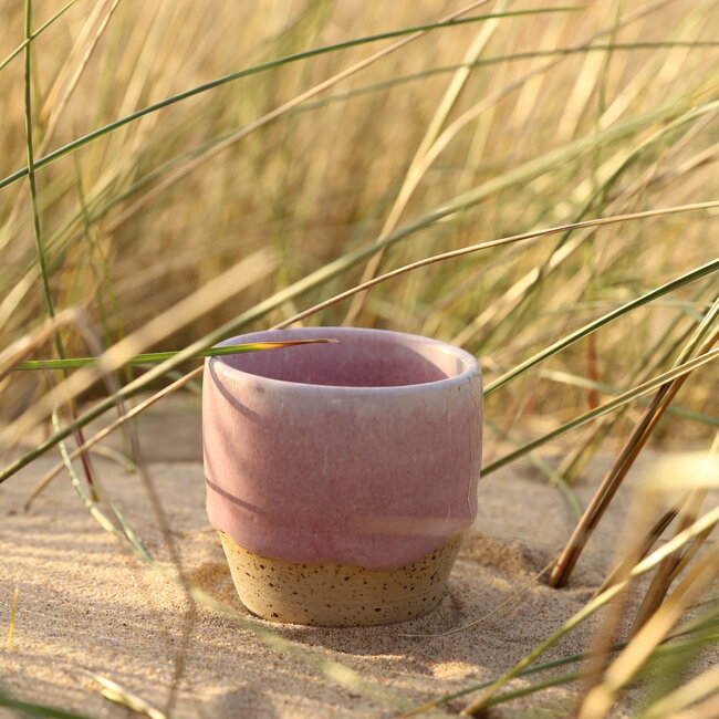 Tasse contemporain en céramique fait main du service et de la collection "Rose"