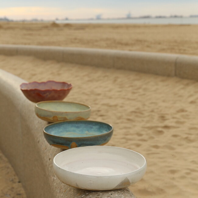 Unieke, exclusieve handgemaakte grote  schaal met de draaischijf  handgedraaid "Mosterd"