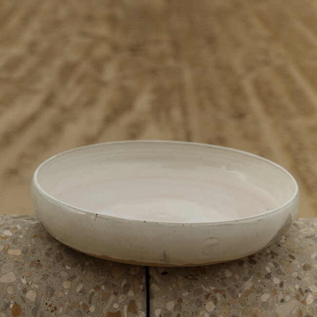 Unieke, exclusieve handgemaakte grote  schaal met de draaischijf  handgedraaid "White Dunes"