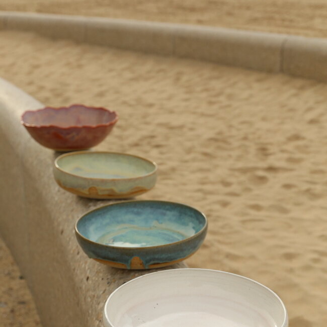 Unieke, exclusieve handgemaakte grote  schaal met de draaischijf  handgedraaid "White Dunes"