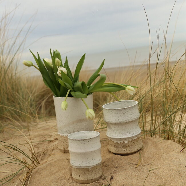 Keramische handgemaakte witte vaas, White Spots