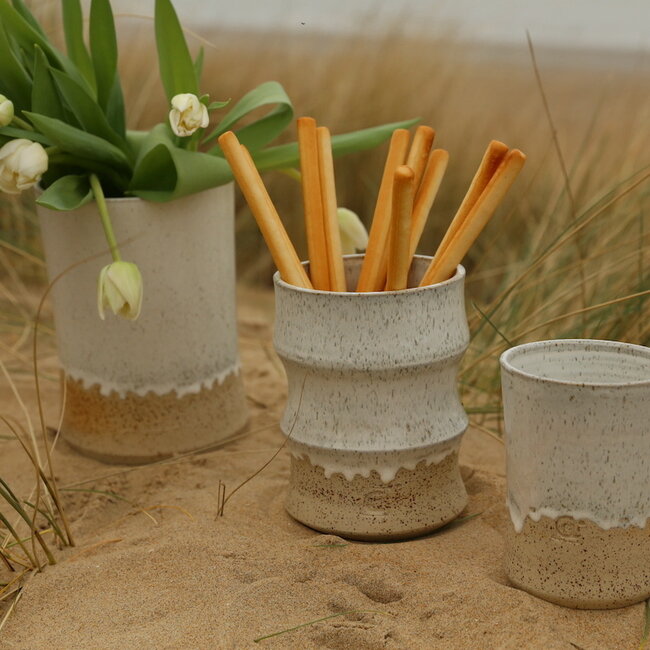 Un vase blanc en céramique fait main aux formes artistiques élégantes