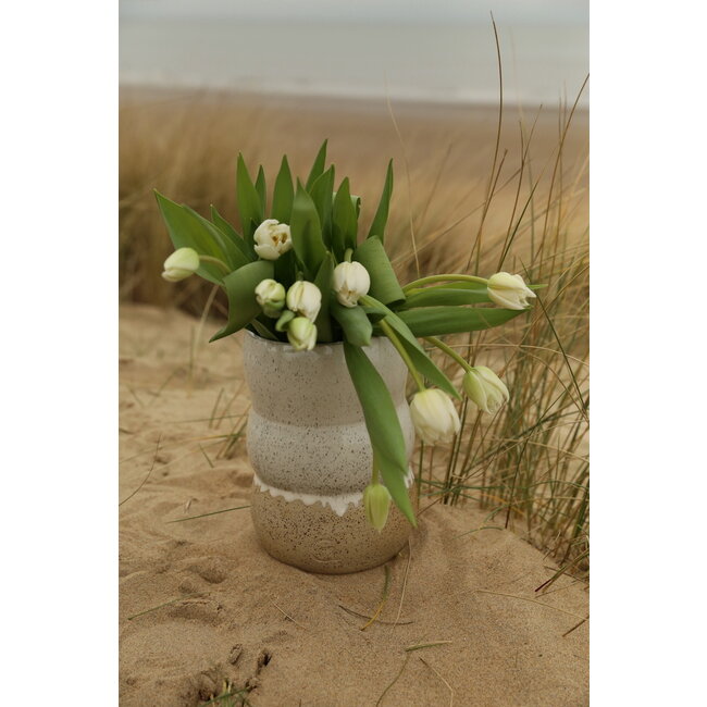 Un vase blanc en céramique fait main aux formes artistiques élégantes ronde