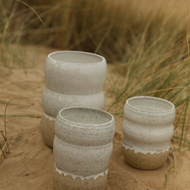 Keramische handgemaakte witte vaas, White Spots