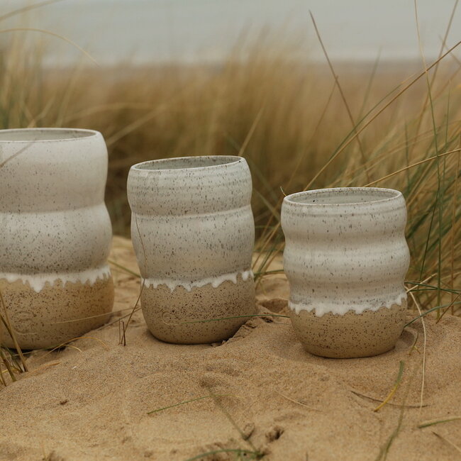 Un vase blanc en céramique fait main aux formes artistiques élégantes ronde