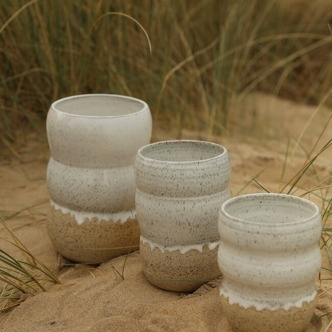 Een keramische handgemaakte witte vaas met elegante ronde artistieke vormen